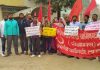 पशुशेड निर्माण में धांधली रोकने समेत अन्य मांगों को लेकर मनरेगा कार्यालय के समक्ष प्रदर्शन
