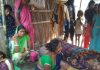 बिजली करेंट लगने से घटनास्थल पर ही युवक की मौत,बचाने गई पत्नी जख्मी
