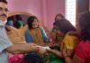 अपर समाहर्ता सह जिला आपदा प्रभारी ने बस हादसे में मरे मृतक के पत्नी को मुख्यमंत्री नीतीश कुमार के निर्देश पर 200000 का चेक प्रदान किया।
