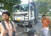 हाईवा के चपेट में आने से बाईक सवार पति, पत्नी और एक बच्चा घायल