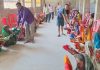 दुर्गा पूजा कमेटी की ओर से गरीब, निःसहाय महिलाओं के बीच किया गया साड़ी वितरण, देखी गई खुशी।